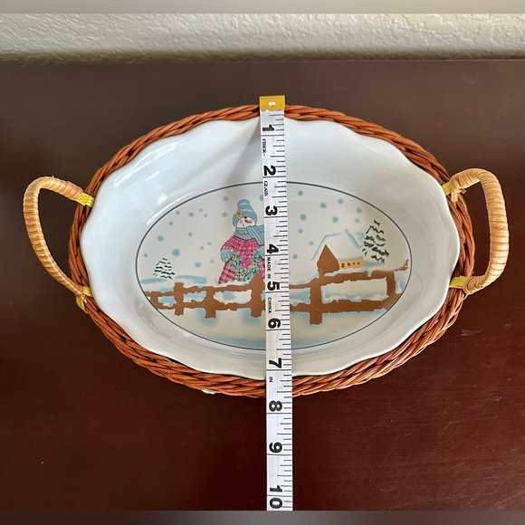 Set of 2 Stoneware Christmas Snowwoman Baking/Serving Dishes With Nesting Basket - Picture 9 of 9